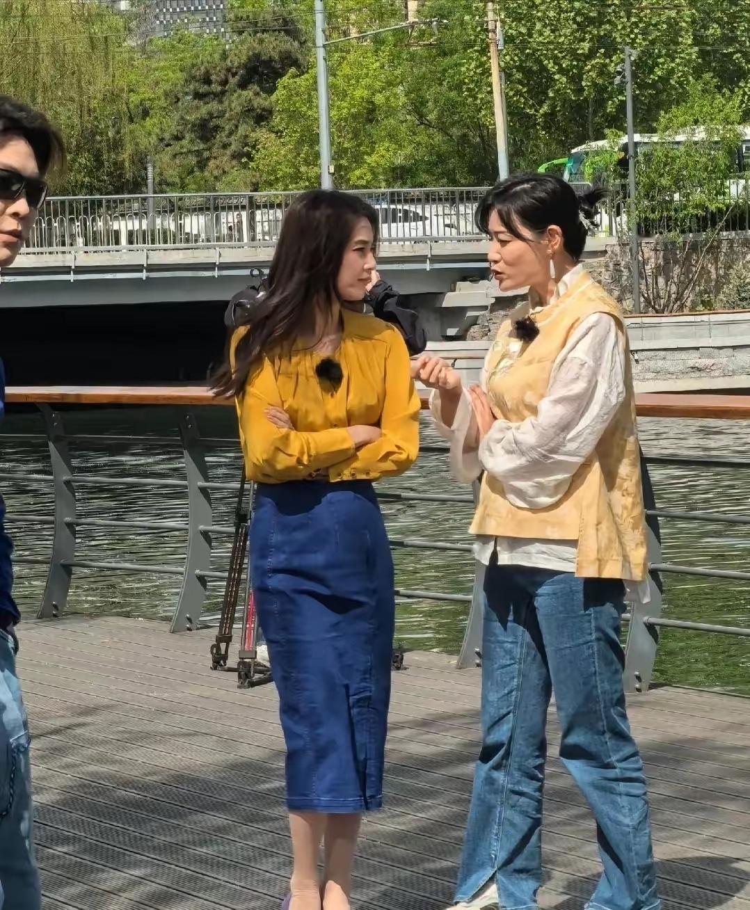 43岁黄圣依离婚后状态回春，展现出由内而外的松弛与光彩‌。她不仅身材管理出色，皮