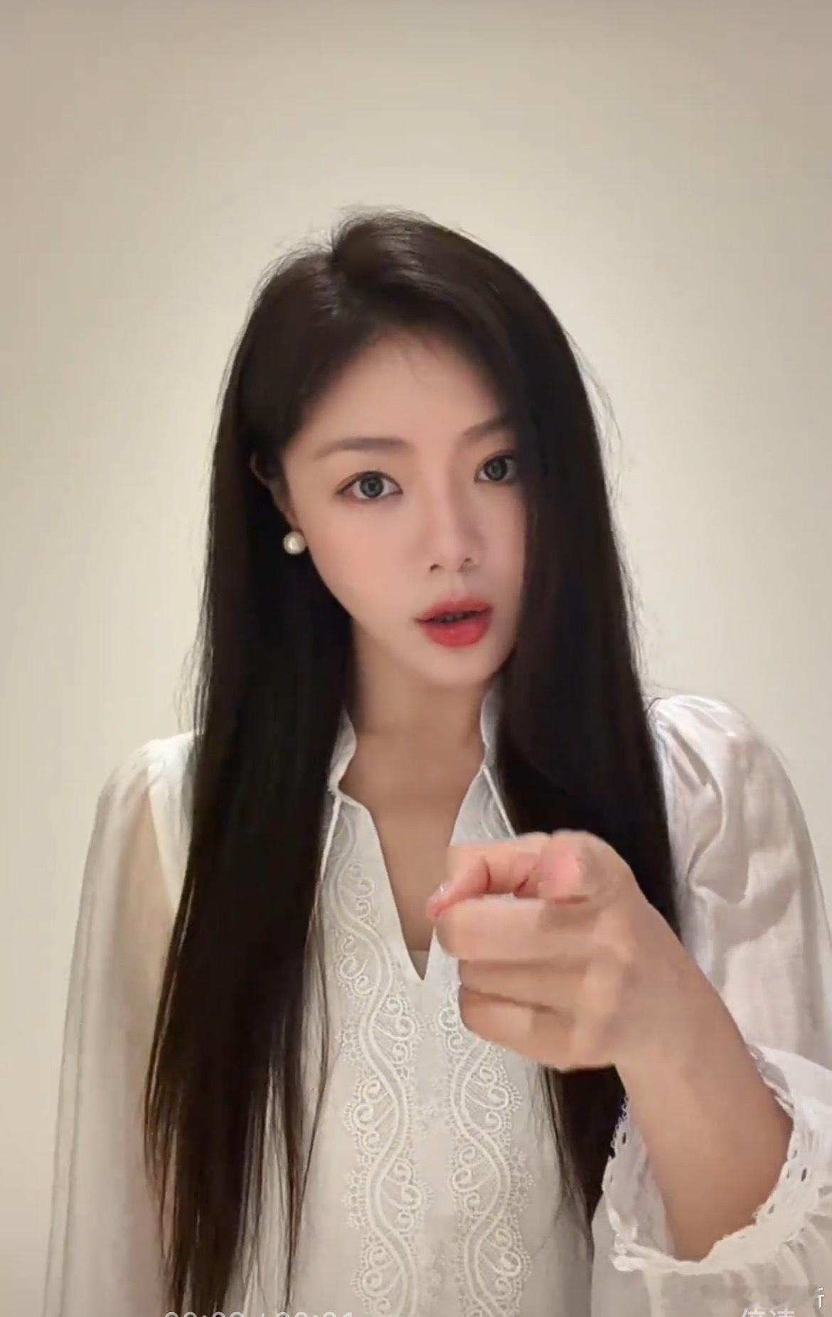 【邓家佳被网友说变样认不出】5月27日，演员邓家佳发布手势舞视频，不少网友留言：