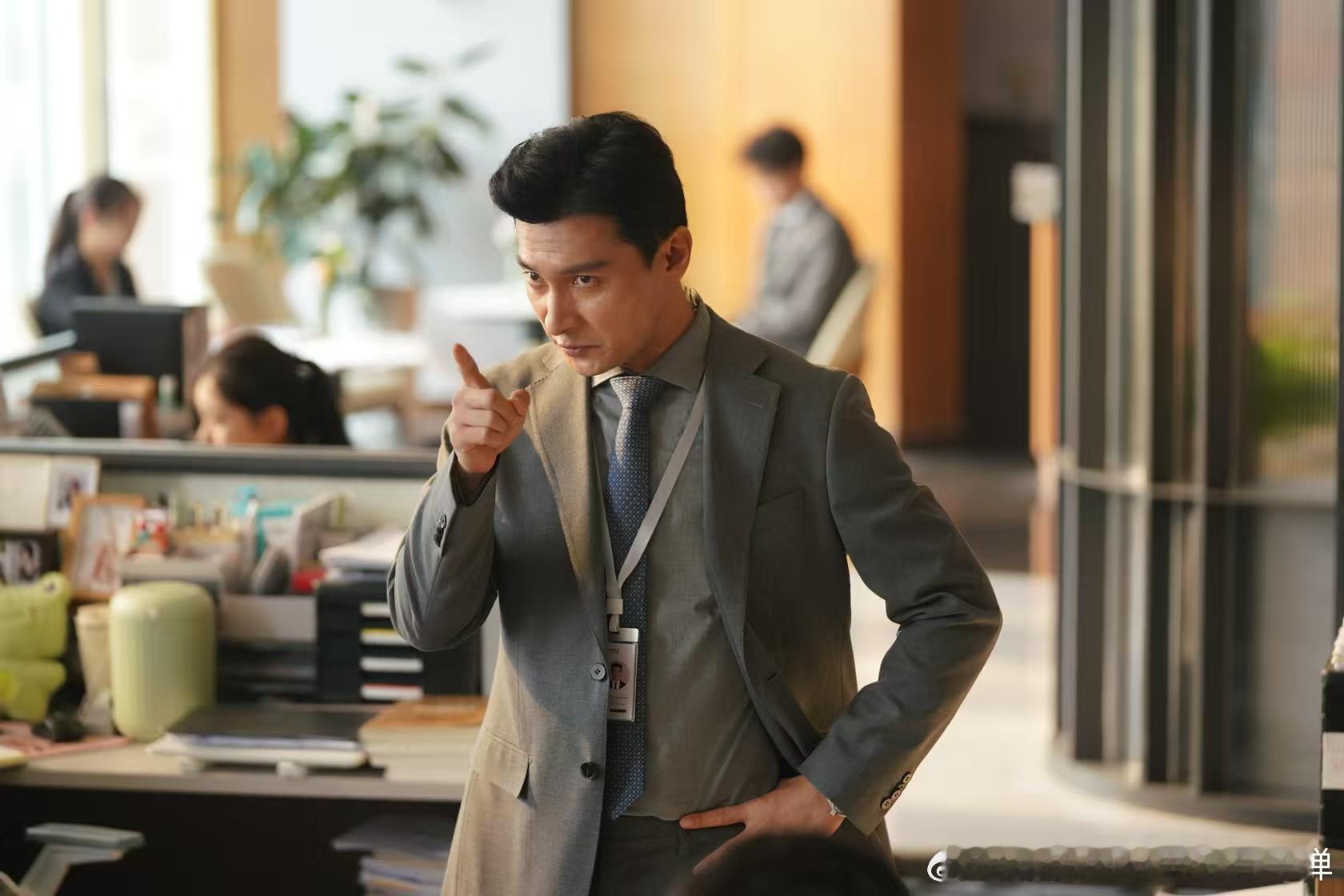 叔圈帅哥贺刚有自己的反派宇宙 当贺刚饰演《婚内婚外》的陈平章时，他像是一位音乐大