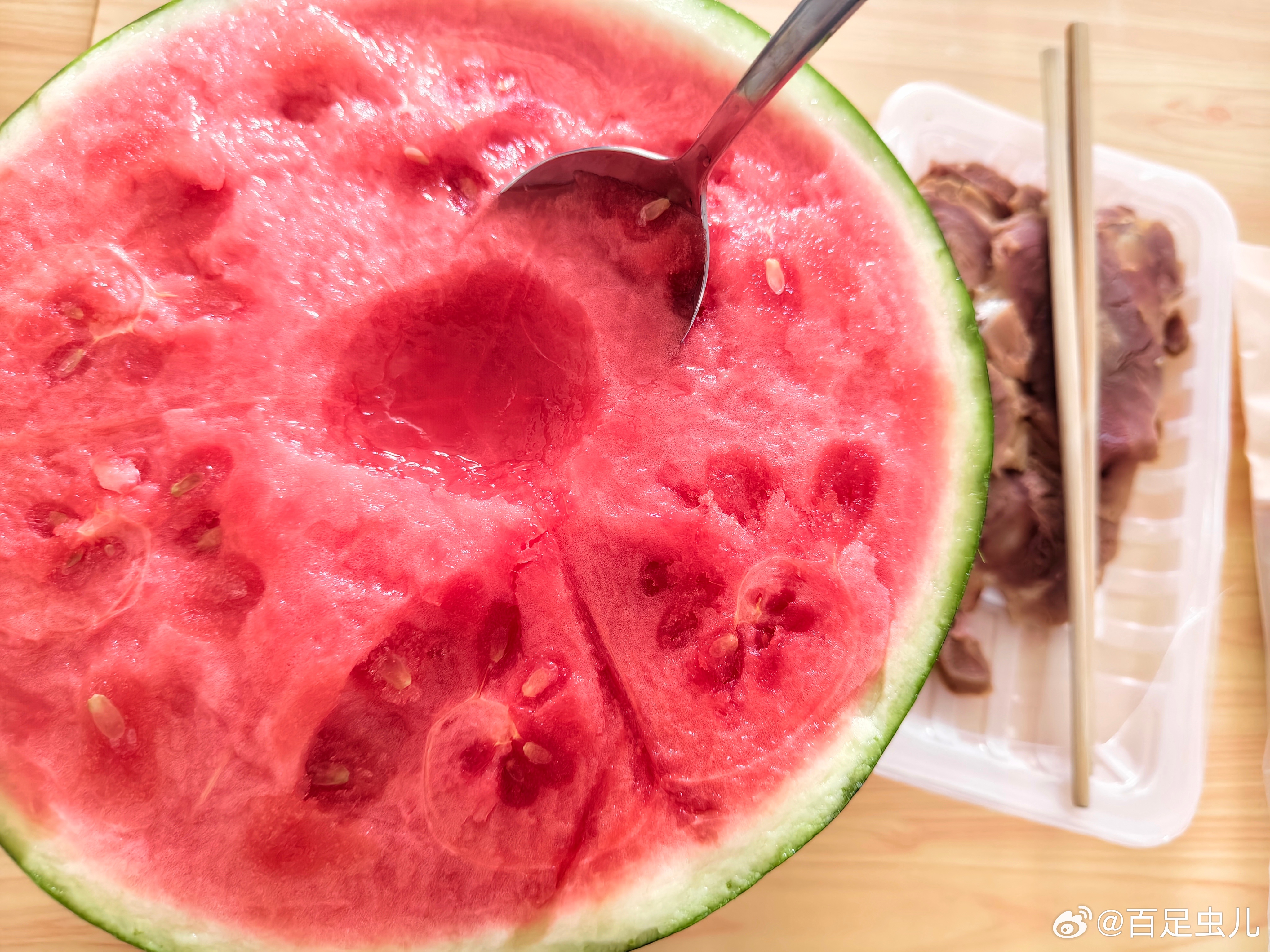 今天高碳日决定吃半个西瓜🍉夏天都过了，我才吃今年第一个西瓜哈哈哈真是遗憾啊 你