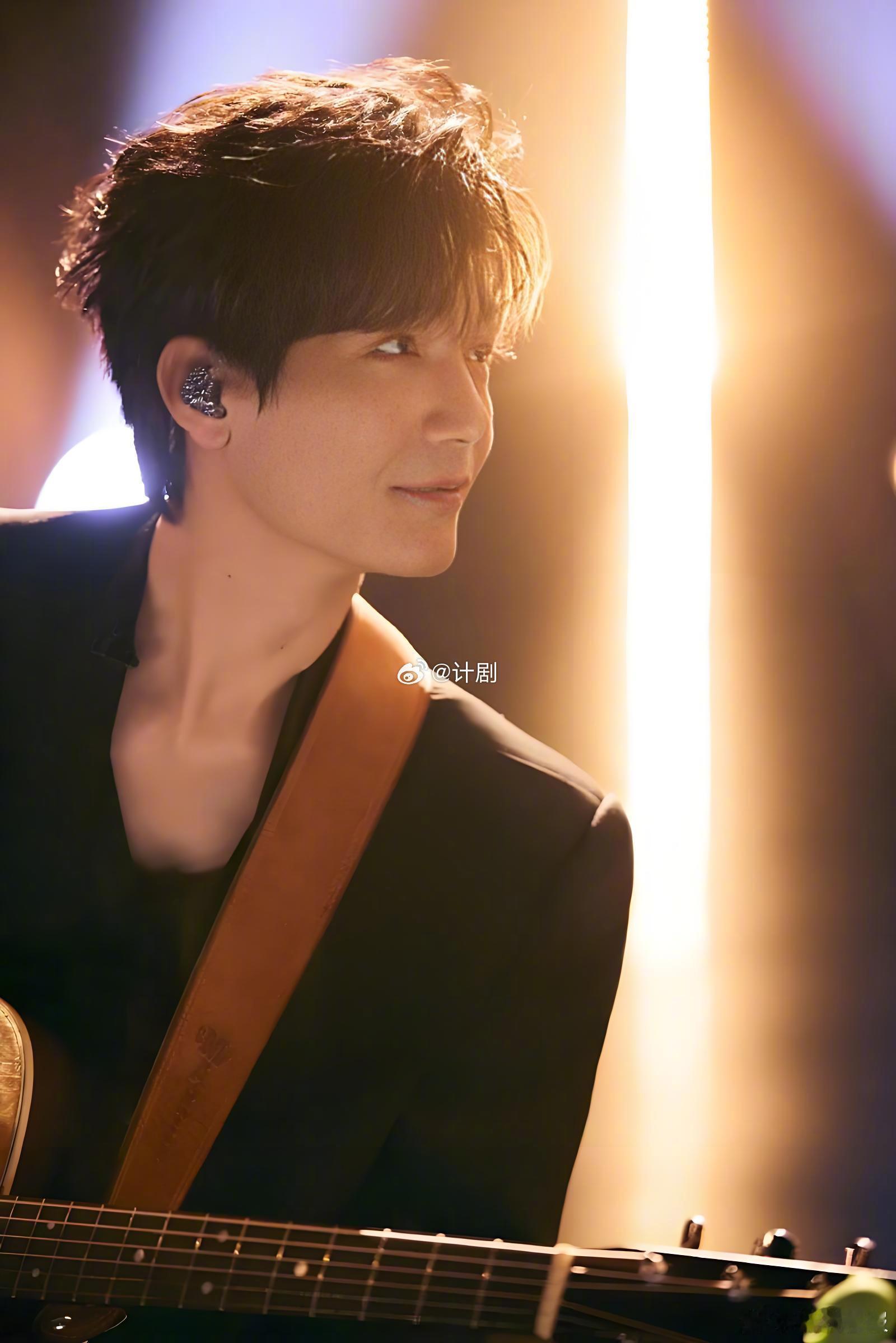 什么春晚让两届歌王同台了东方卫视春节晚会 之前就看过他们别的合作，默契和效果都很