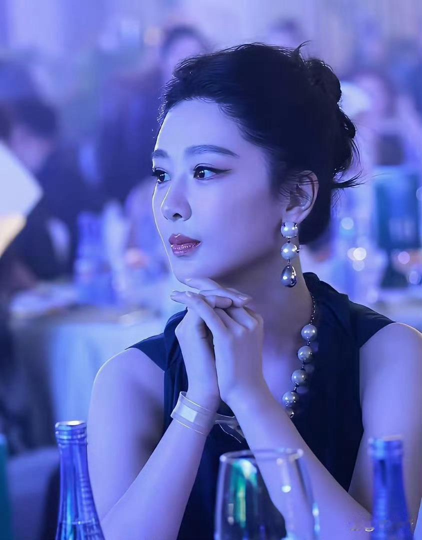 杨紫白玉兰晚宴亮相状态惊艳，和往日风格差别太大认不出 ​​​