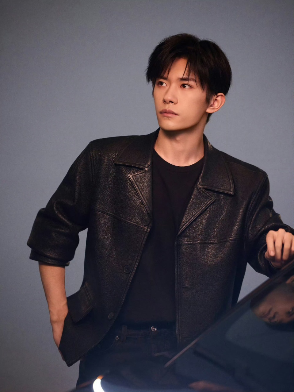 娱乐易烊千玺清冷感具象化易烊千玺抬手不是抱歉 谁来懂一下易烊千玺这一抬眼