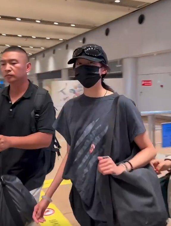 关晓彤晒黑了 关晓彤机场素颜图也太能打了吧！瘦得像纸片人，对着镜头笑起来眼睛弯弯