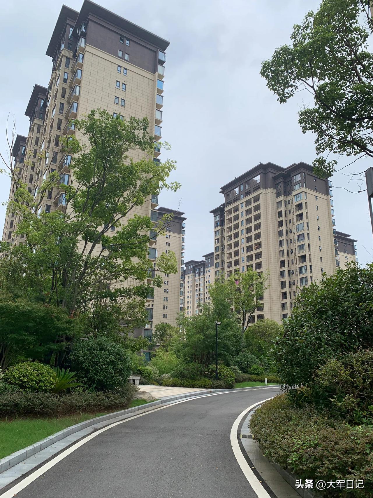 我真搞不懂，为啥有人宁愿花几十万去县城买房，也不肯回农村建房？
 
身边好多人，