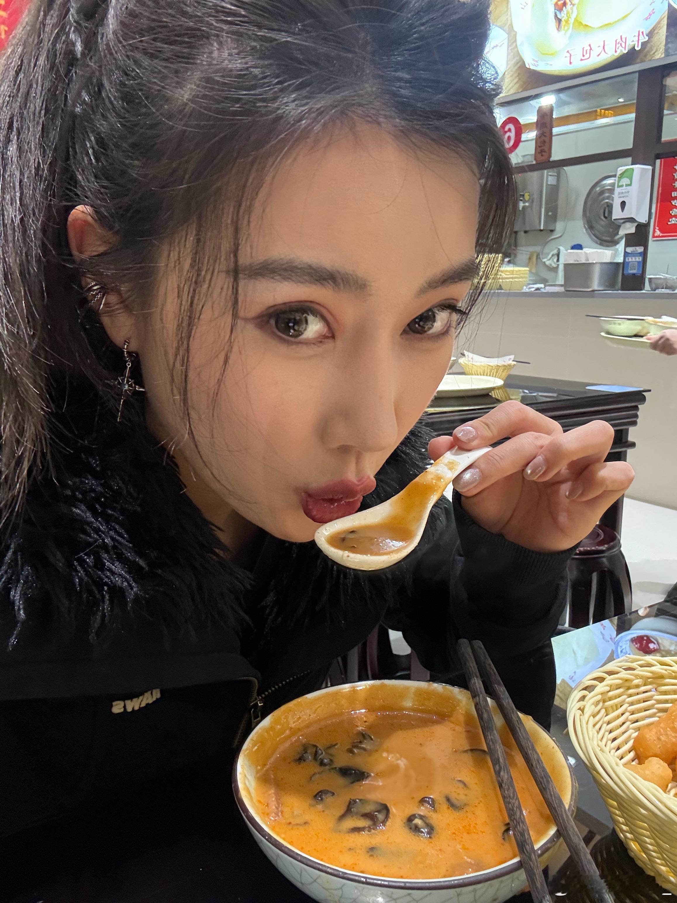 mia的plog时刻 今天第一顿，一碗好猛烈的胡辣汤！有朋友吃过吗？ 北京·方中