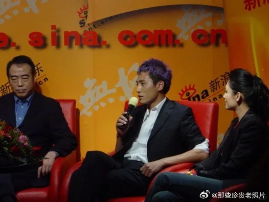 2005年，在电影《无极》官网成立的发布会上，演员刘烨以紫发造型登场。 