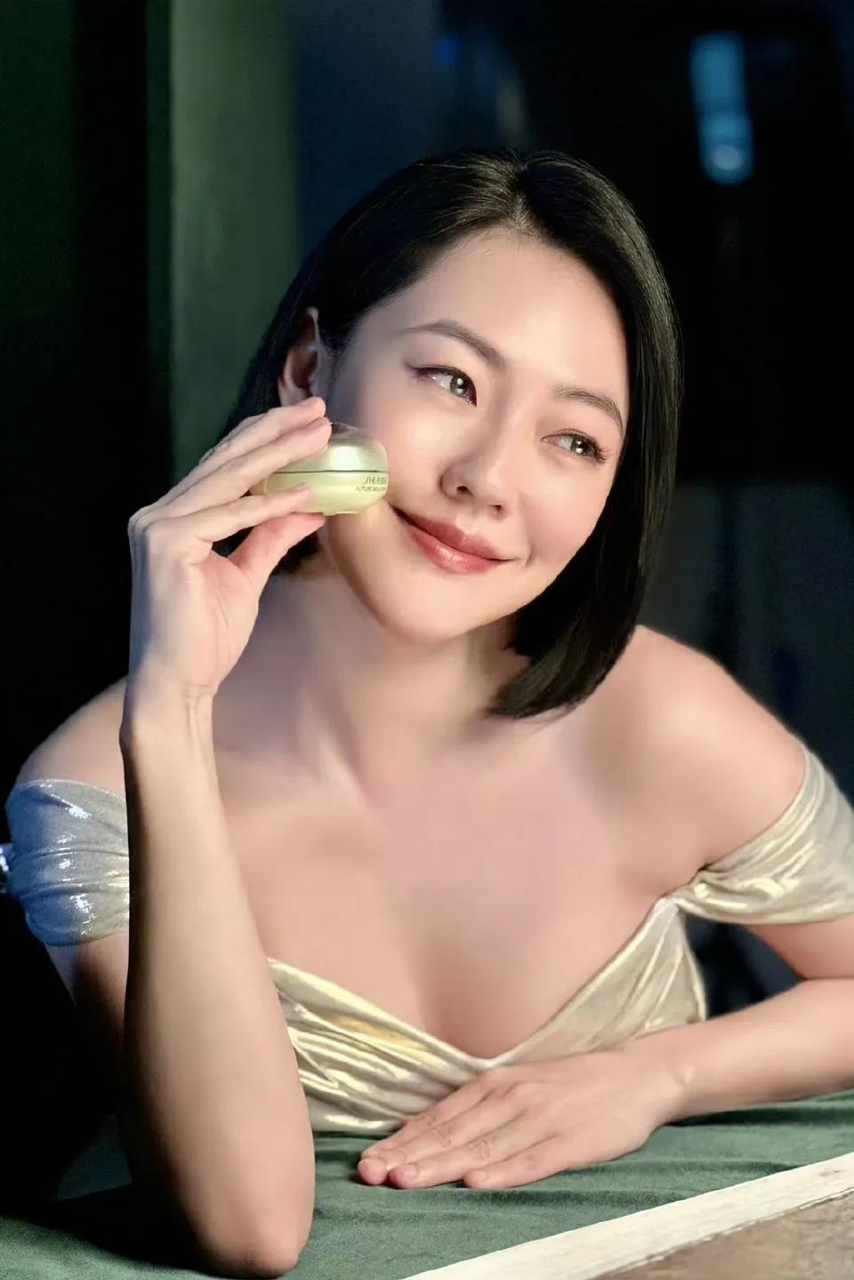 小S某品牌眼霜代言照释出，身着开叉低胸晚礼服，双手叉腰透着一股霸气和酷辣，尤其她