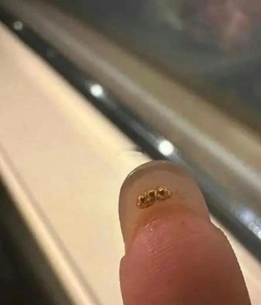 怪不得金店不许留指甲呢 