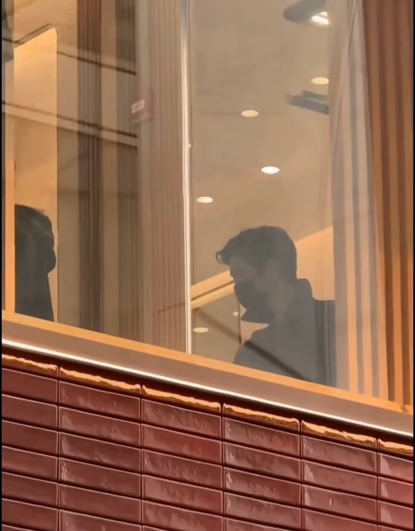 三里屯偶遇井柏然逛街 现实版Luke出门逛街啦，这走路姿势一看就是井柏然哈哈哈​