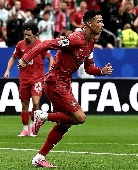 2026美加墨世界杯，葡萄牙队5-0大胜乌兹别克斯坦队，C罗打进两球 