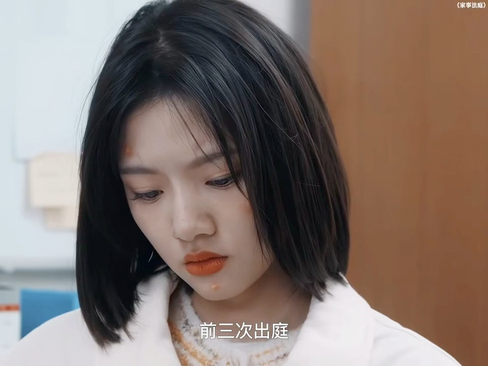 从指甲看主角是真穷 任敏这次口碑真的回来了，秦律是被她演活了。她也很注重细节，连