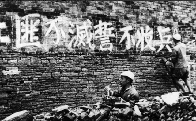 1950年，剿匪战士冲进船舱，持枪对准匪首，却发现未婚妻在里面。 
 
吴新豪端