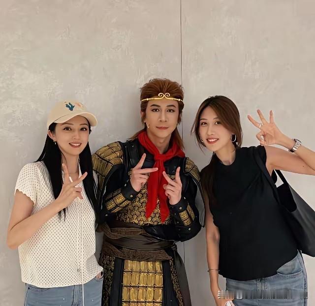 董璇应该很庆幸
最近张维伊又火了一把，靠的是自编、自导、自演的话剧《大话西游》巡
