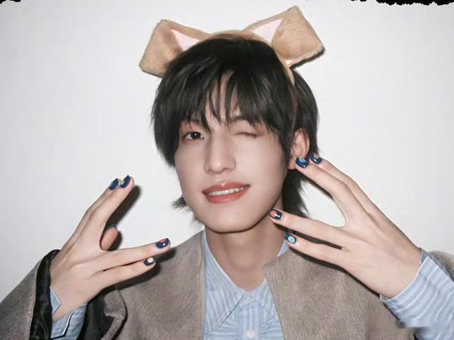 张泽禹ELLE生日帽张泽禹ELLE五月刊封面救命！张泽禹戴生日帽拍ELLE封面也