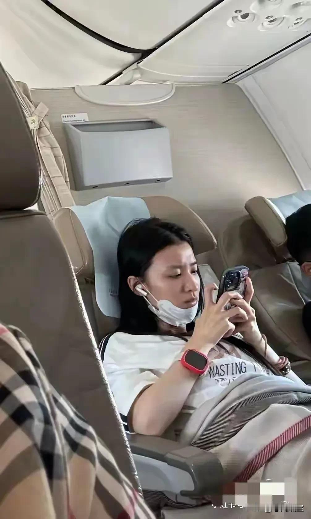 王楚然这素颜照实在不敢恭维，
皮肤又黑又油，
五官也一般，
看起来跟普通人没什么