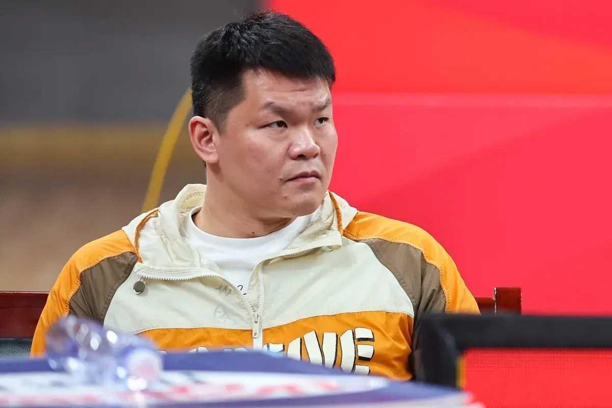 赢了球，赢了四连胜，朱芳雨那张脸，你一看就知道，心事重得能压死骆驼。
哪是为了一