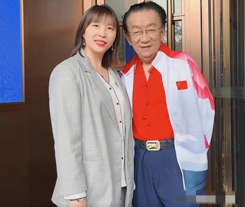 侯耀华近照曝光

近日，有网友晒出一组“知名表演艺术家”侯耀华与一众美女帅哥合影