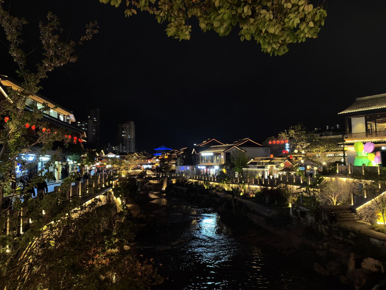 七绝·赭溪夜色
千灯照水漾流霞，
古阁凝烟笼月华。
白首相逢寻旧迹，
溪声笑语落