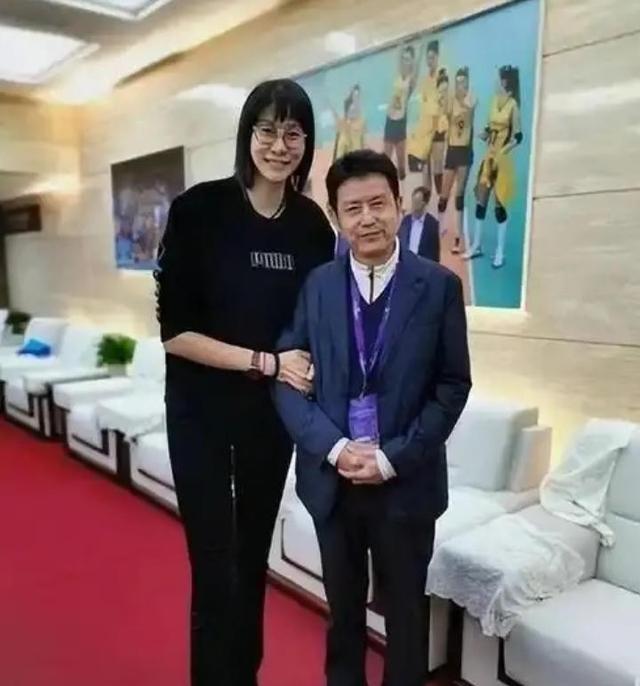 1992年，陈忠和的妻子因背包带勾住了火车，而被卷入不幸而亡。3年后，陈忠和想娶