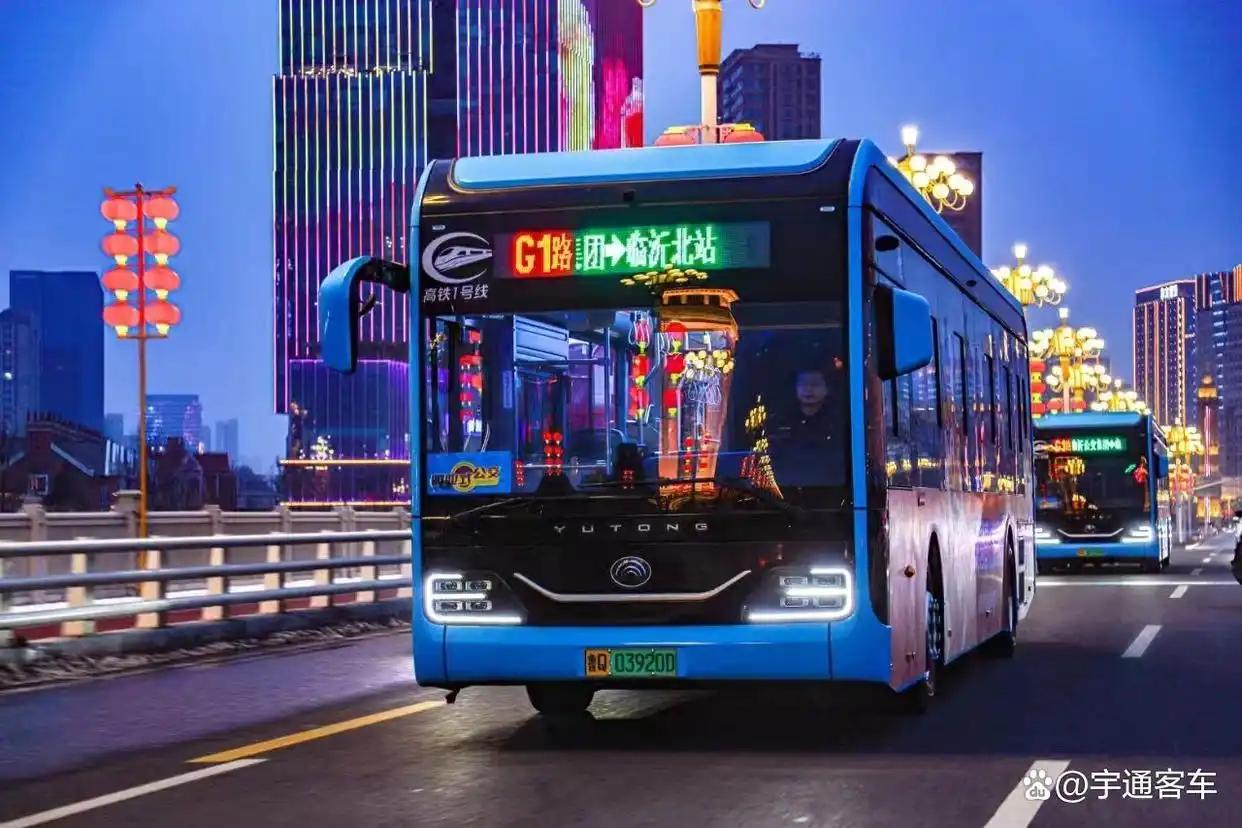 油价疯涨！临沂人更多换乘免费公交了。
油价连涨，加满一箱多花50+，临沂车主直呼