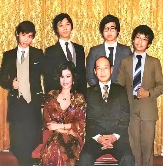 为豪门连生四子，丈夫去世不争遗产，如今4个儿子一个比一个争气。

1968年前后