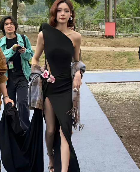 其实一直都挺好奇，当年杜海涛到底是怎么一眼栽在沈梦辰身上的。