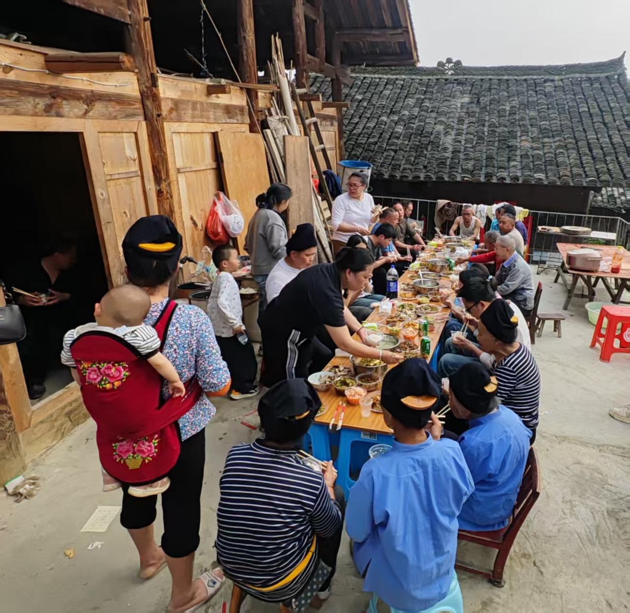 我此刻身处贵州过去的国家级贫困县，一个偏远的苗族村寨。张维为说得一点没错，如今老