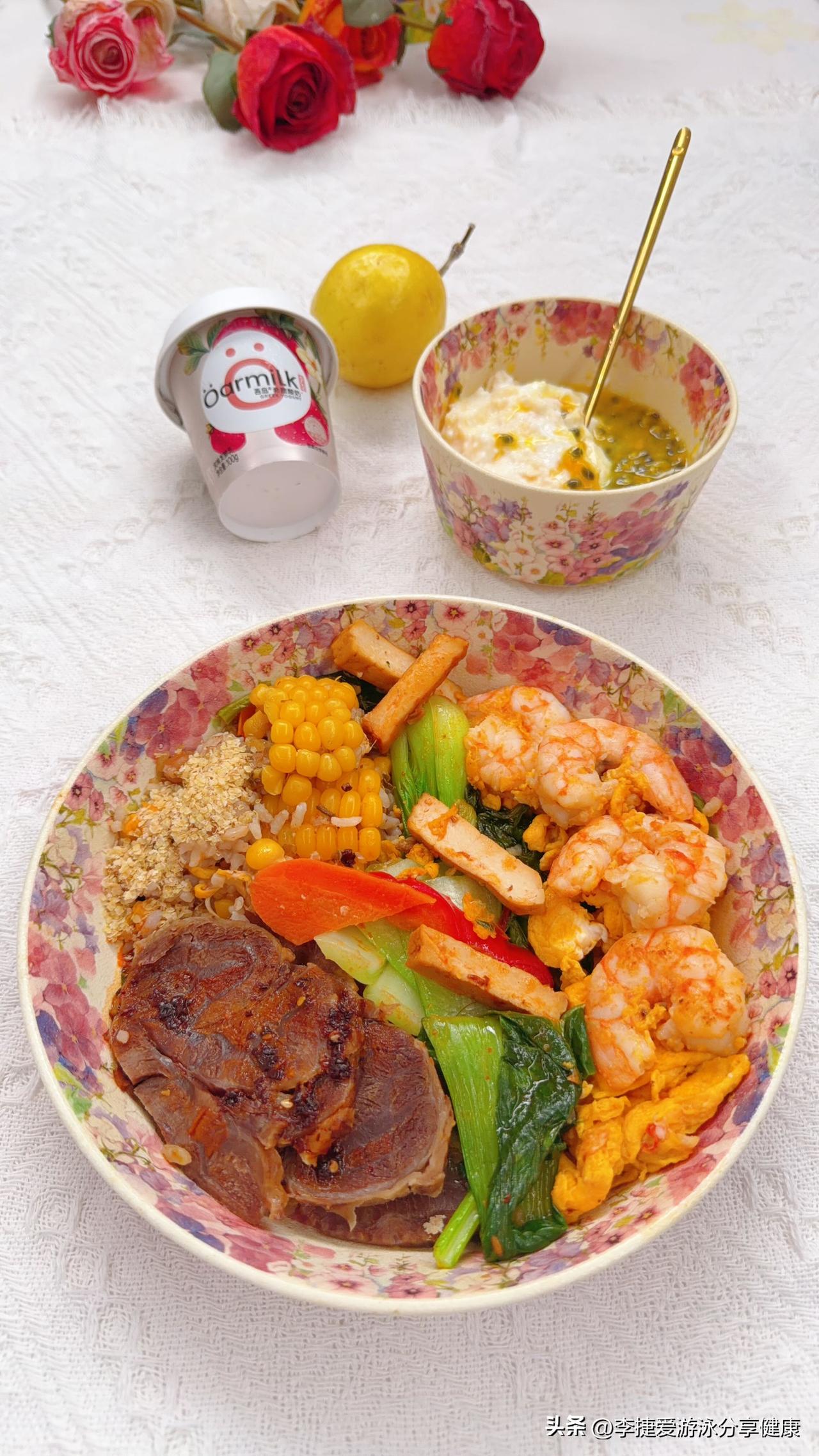 杂豆杂粮饭玉米撒小麦胚芽，酱牛腱金钱腱子很好吃，青岛大虾炒鸡蛋，油菜彩椒豆腐干。