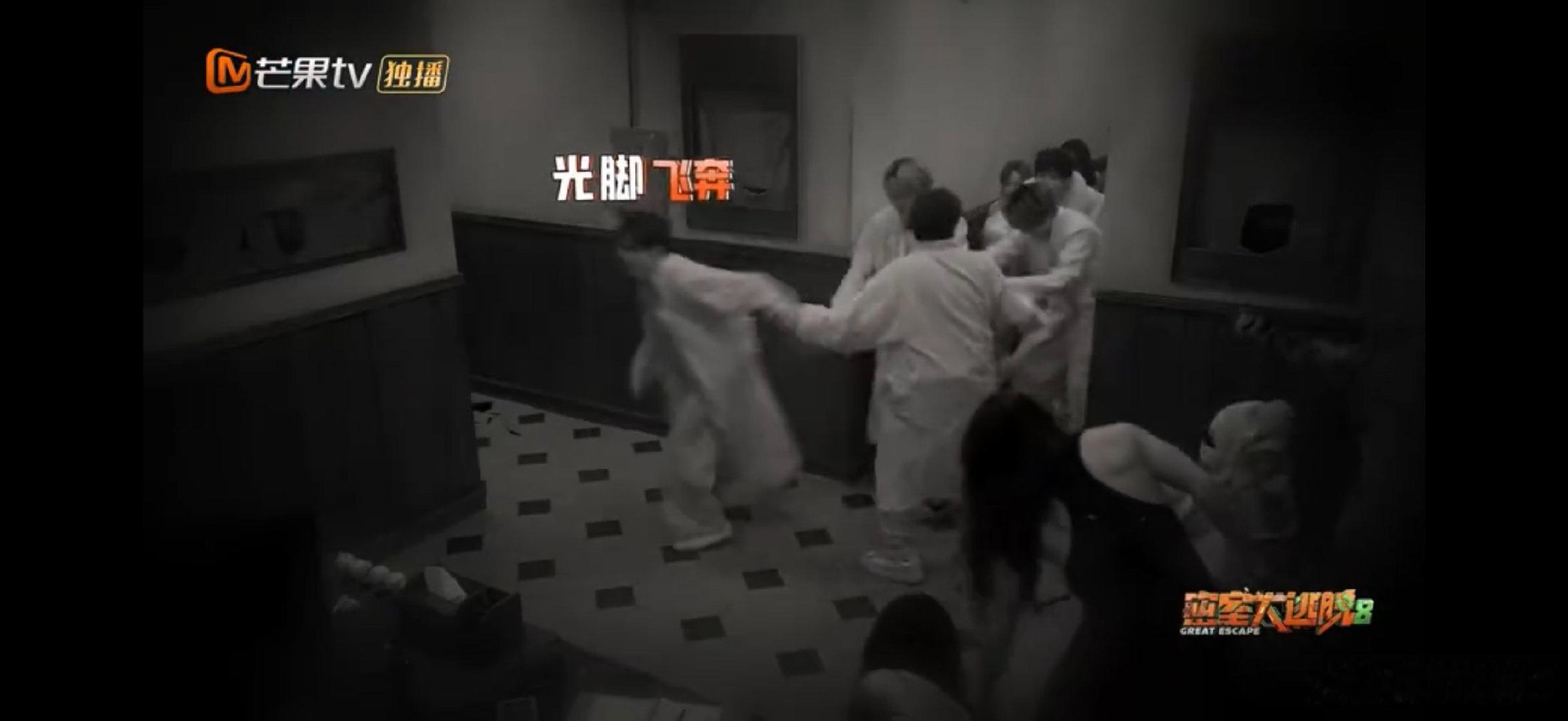 密室大逃脱8 我的评分：陈哲远被吓到鞋丢了陈哲远抱着许凯的腰陈哲远全程挂在许凯身