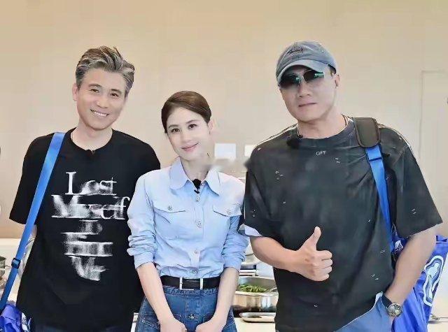 黄圣依、胡军、李乃文在新加坡一间食堂吃工作餐。 ​​​