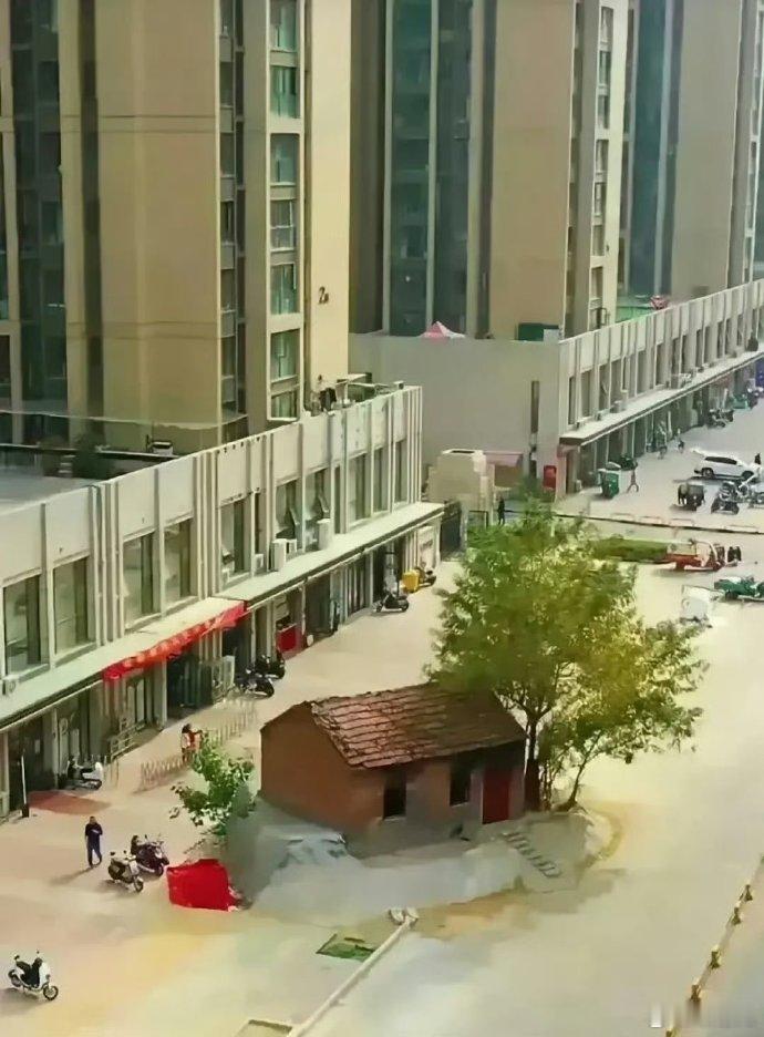 当年给500万不愿拆，现在10万都没人给了 这户人家应该后悔极了  