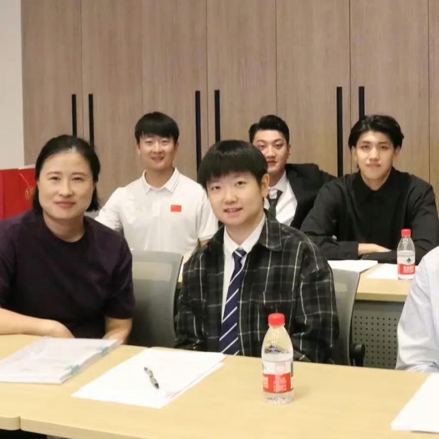 谁懂~西装格纹+学位服双造型
我们莎宝也太有学姐氛围感了吧🥹
球场上叱咤风云，