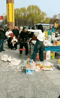 街头闹剧！女子撒泼躺地想讹人，大妈一句话不说直接赢麻了
 
街上一大妈摆摊做点小