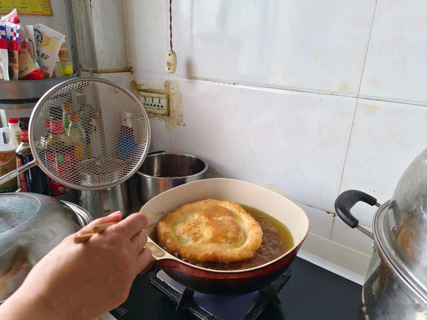 我的美食日记油香是一种清真食品，尤其是热的时候外面金黄内部呈蜂窝状吃起来软香美味
