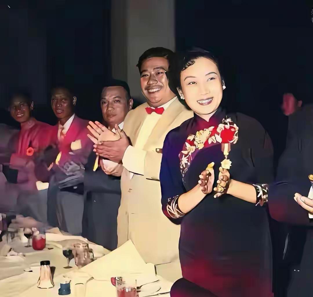 中间这个女士，气质不凡，问了 300 人，大家都说不熟悉，有人来指点迷津一下嘛
