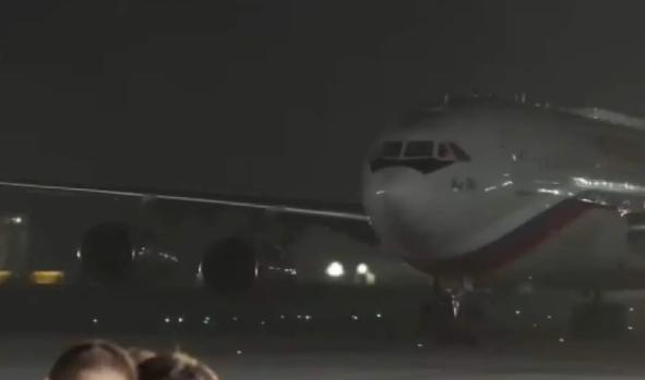 当地时间12月4日傍晚 6:30 普京抵达印度新德里，莫迪到帕拉姆机场迎接，参加