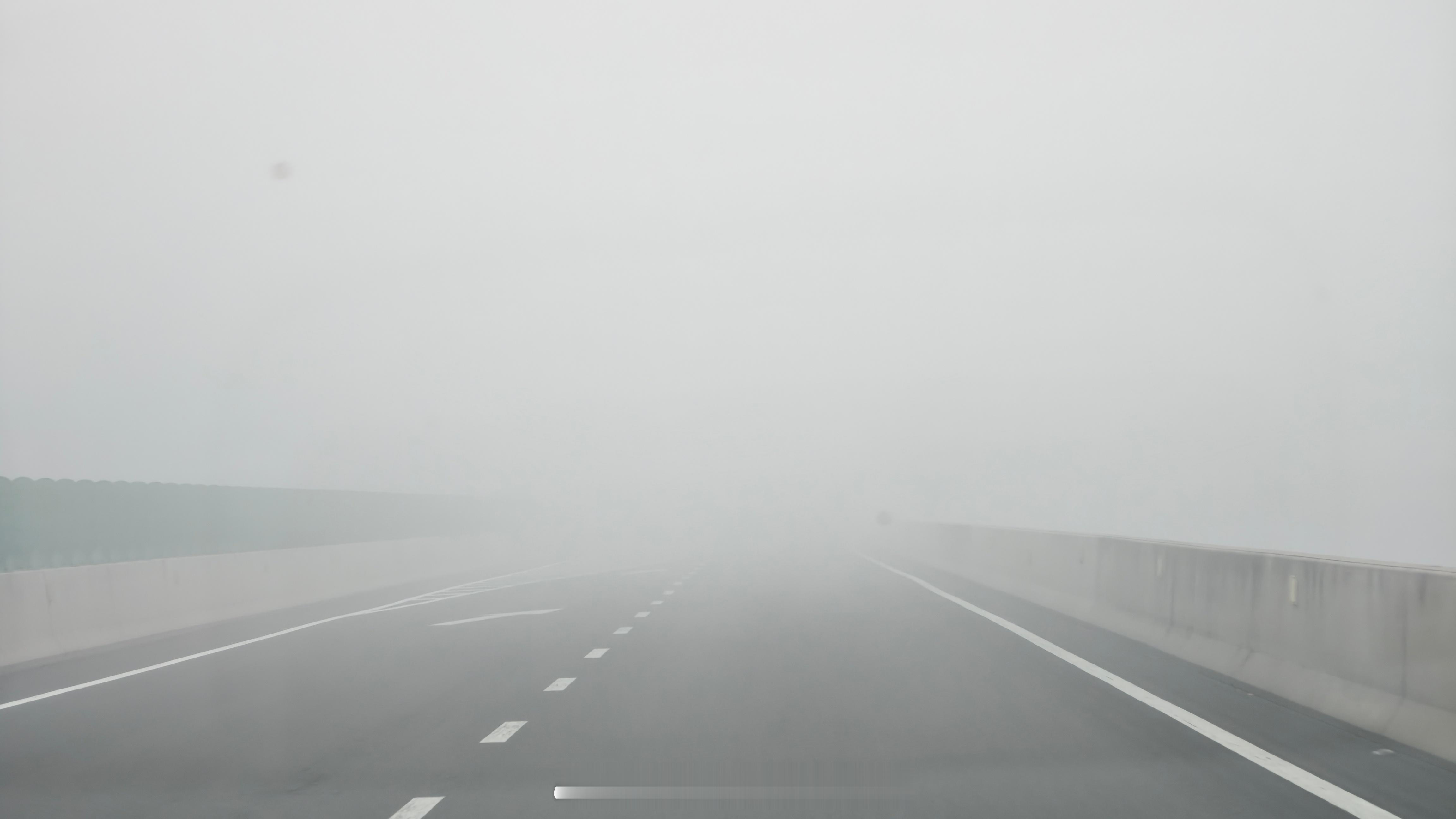 老生常谈的话题了，大雾天气你连车灯都不开，光知道开双闪，那估计雾灯这个配置可能压