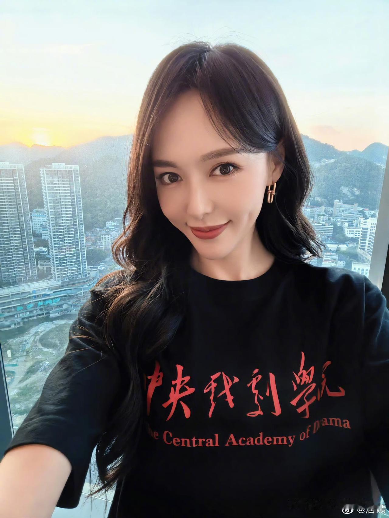 唐嫣，晒最新自拍照；

7月14号，唐嫣在社交平台晒出自己最新的自拍照，并配文：