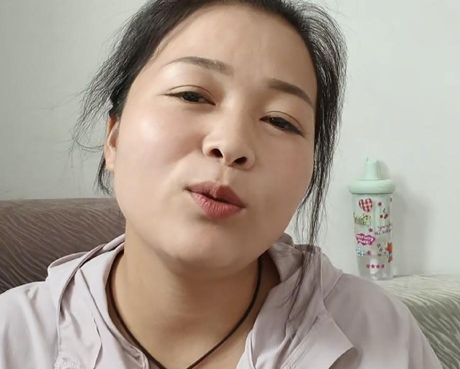 厉怀远发小媳妇抓住流量密码
直播间人数破百说了大实话
林丽话里话外终于尝到了生活