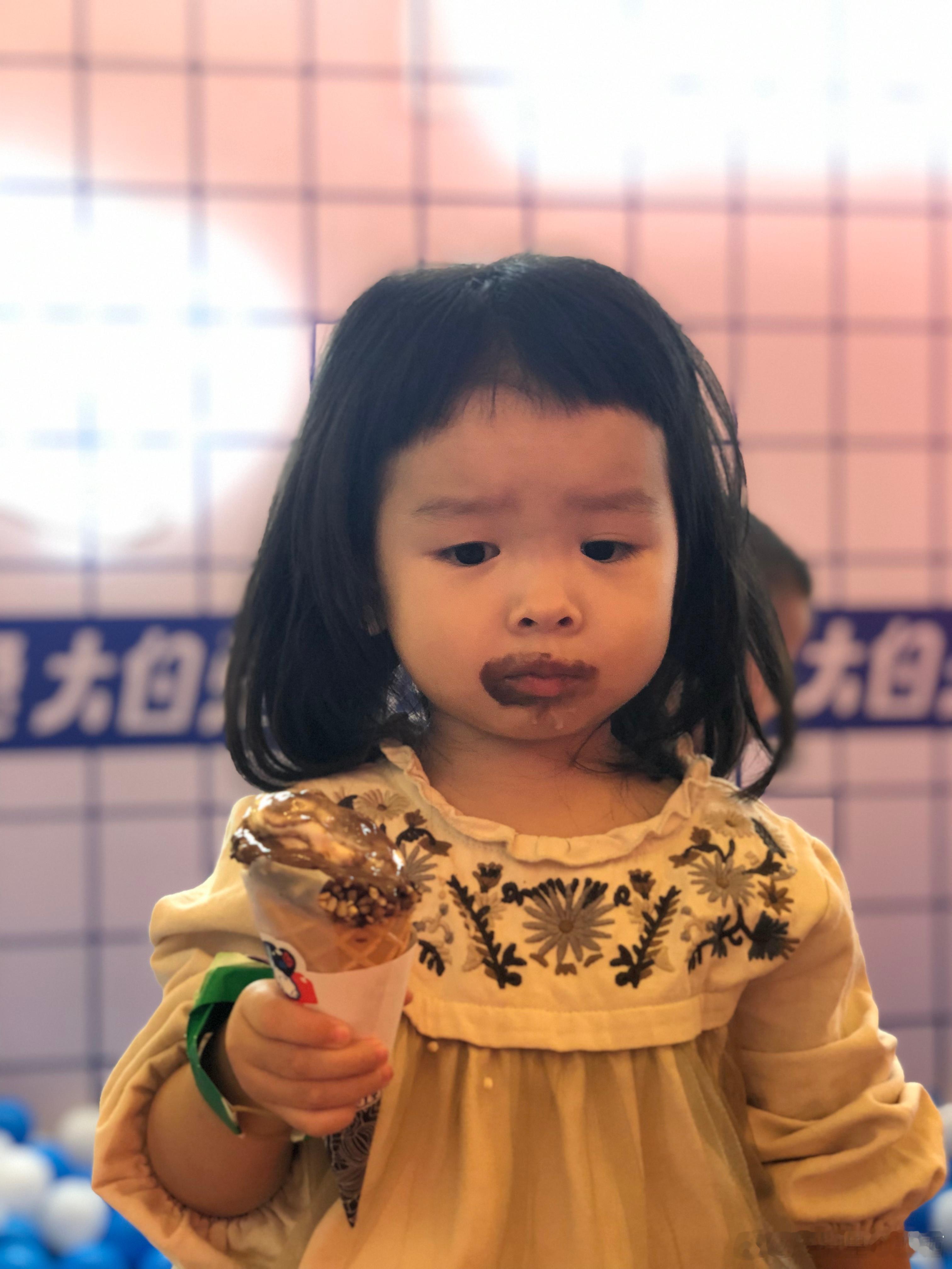 今天晚饭没吃几口，被安姐气的……大姐用手抓着玉米（排骨汤里的）一边啃一边侧着身子