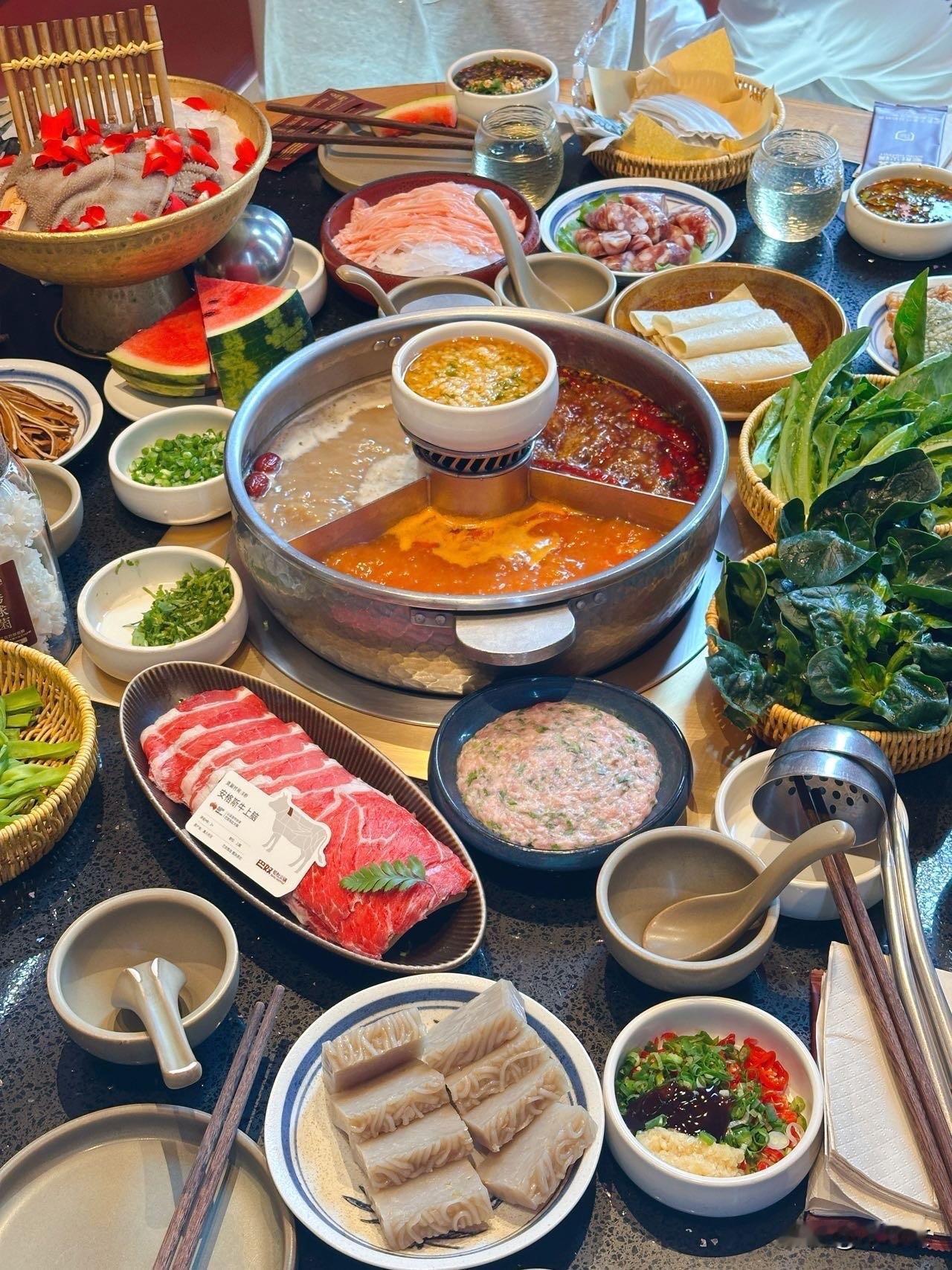 吃巴奴，会员沙龙diy💐花艺，有得吃有得玩，巴奴越来越有趣啦！
开锅先来一碗菌