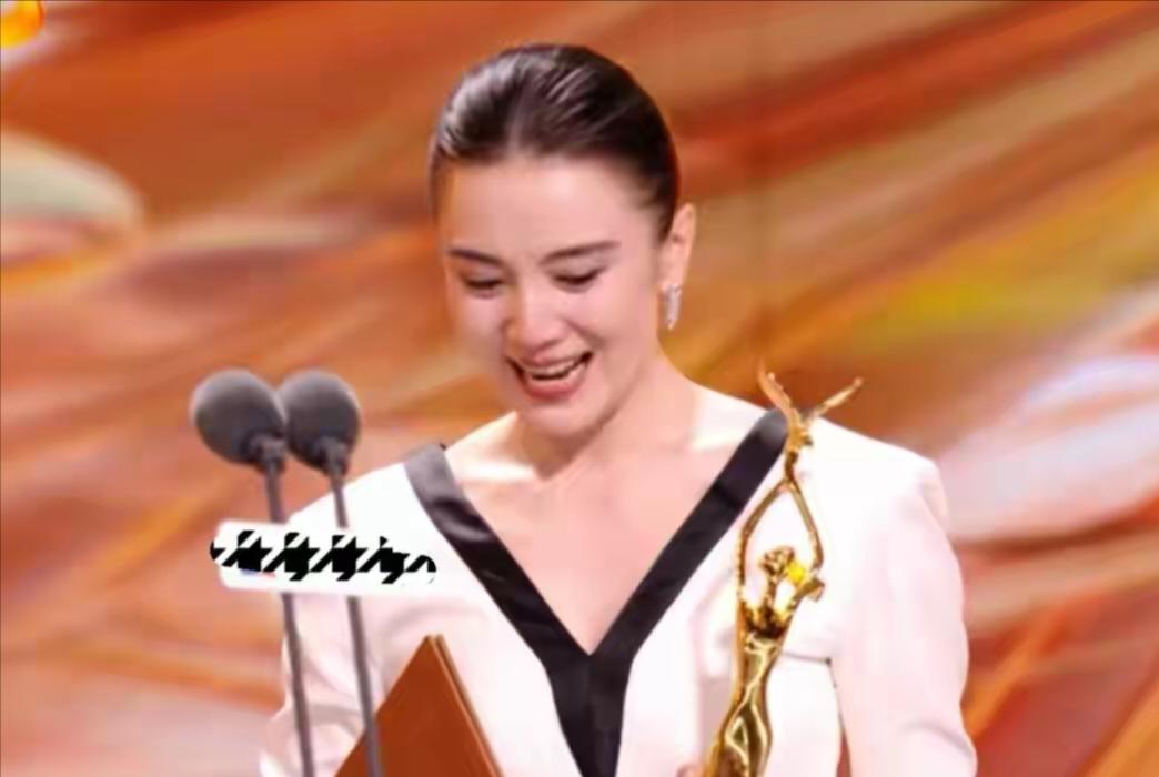 宋佳太强了！刚拿下电视剧三大奖大满贯，又凭《志愿军：浴血和平》冲击金鸡影后。
提