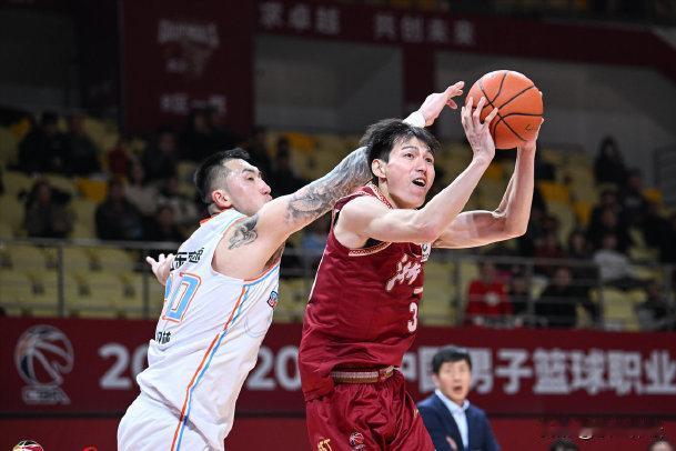 陶汉林绝对是CBA最能拼的内线，没有之一。

今晚在浙江的主场跟对手拼到加时，山