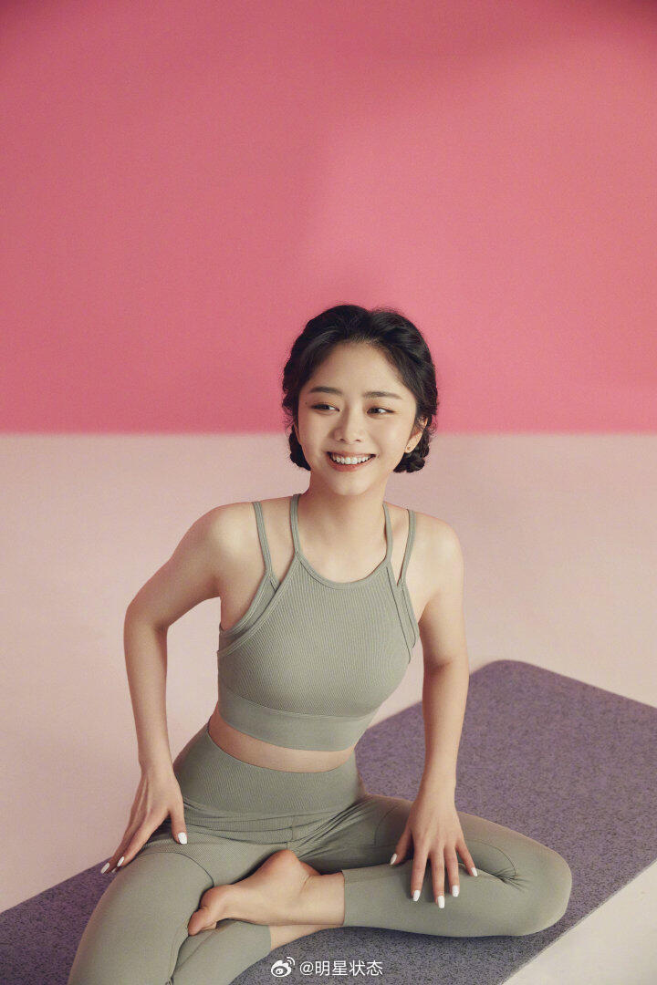谭松韵不仅有娃娃脸，还是个瑜伽高手 