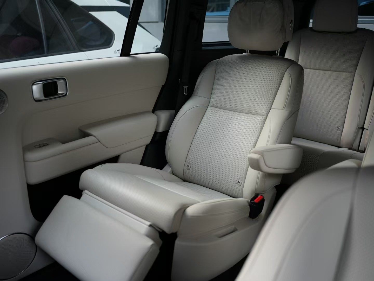 还记得当时一位朋友第一次坐我的 理想L9 的时候，他直接就坐到了后排，我说为啥不