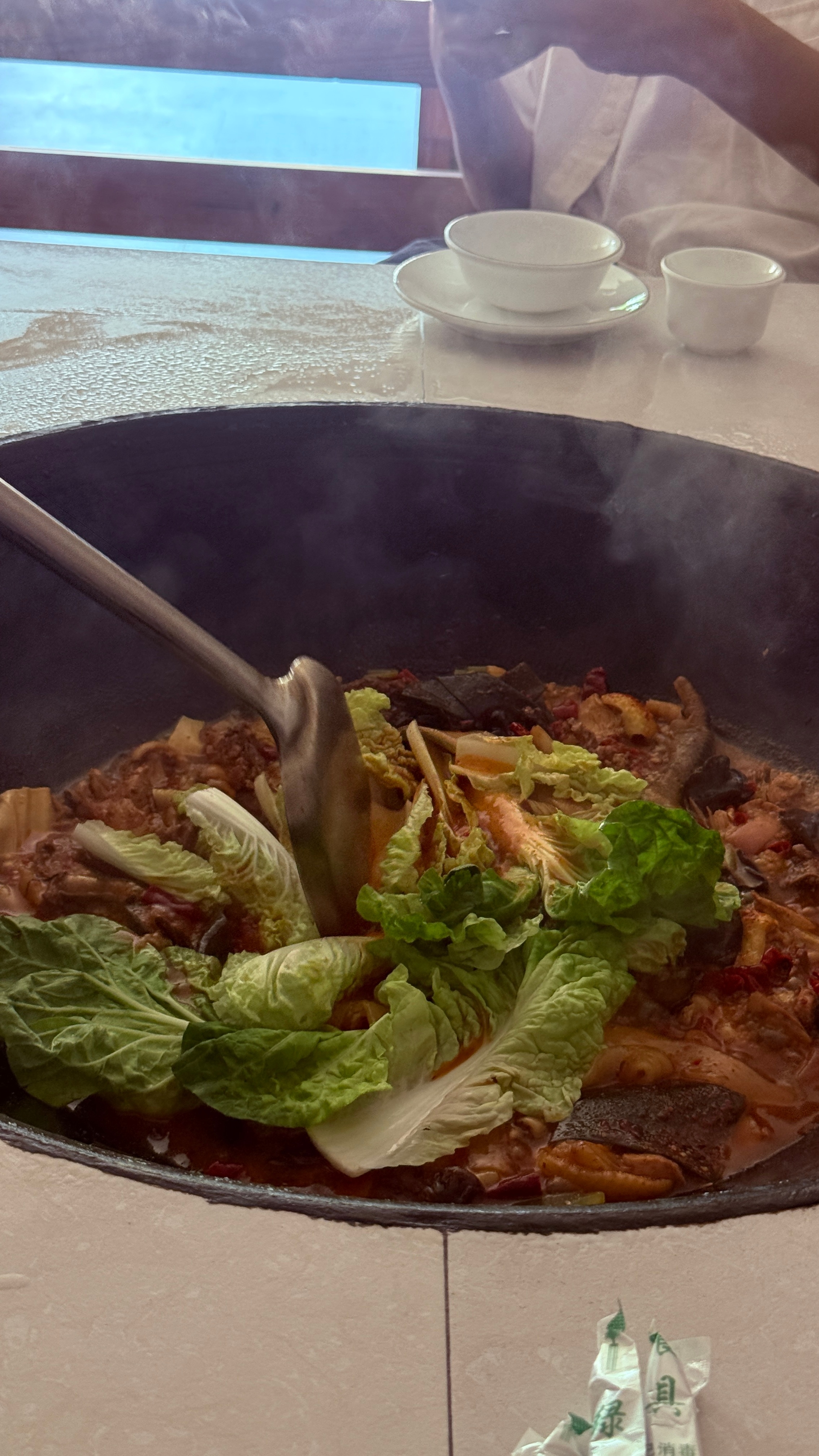 好久没有用重庆话点菜了，这柴火鸡味道虽然没那么正宗，但鸡够土，肉质有韧劲。 