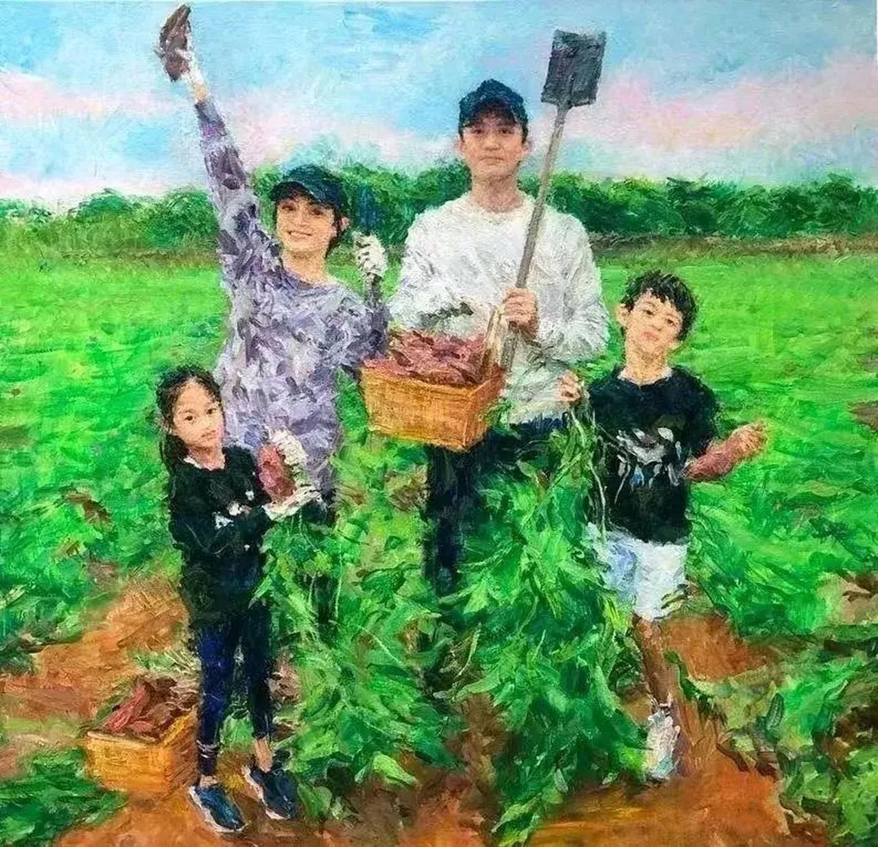 演员孙俪爱好绘画，学画七八年有模有样。
看她画一家四口，风格写实人像逼真；看她画