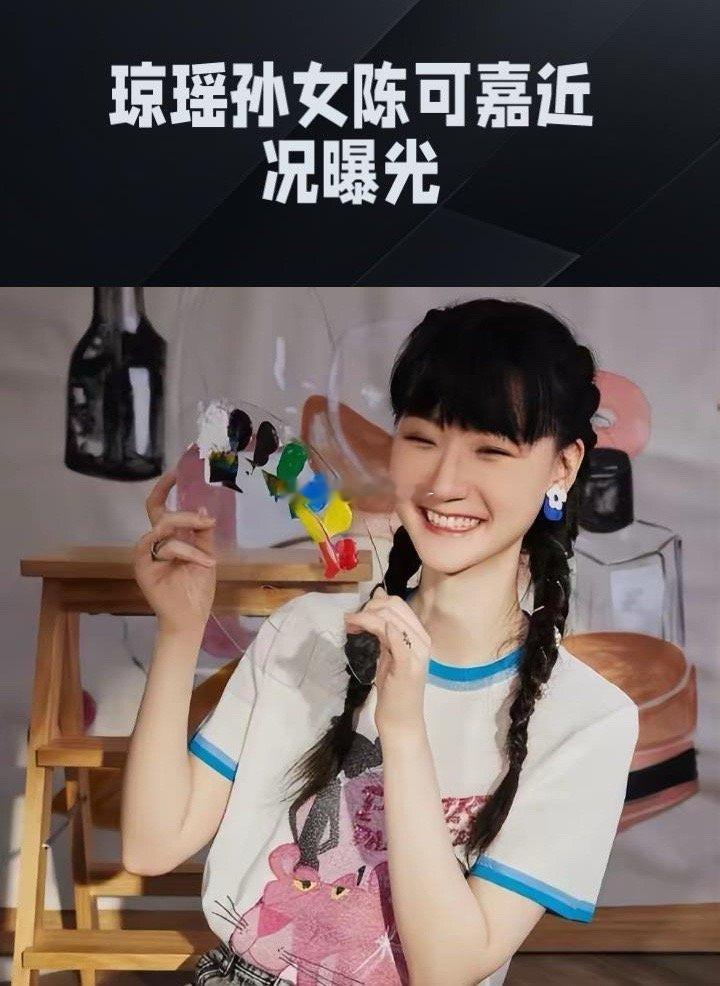 琼瑶28岁孙女陈可嘉，不仅颜值超高，而且还是插画大师！她的画和其颜值一样，特别温