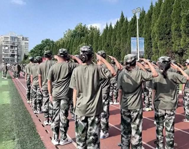 军训主教官干了十几年才敢说：现在军训，学校压力大到让人心疼